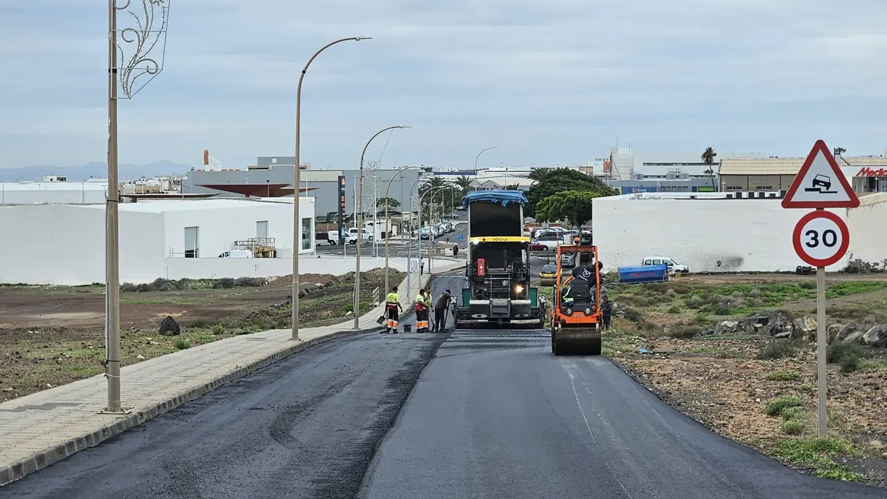 La Concejal&iacute;a de Obras de Arrecife est&aacute; reasfaltando este viernes este tramo de la calle Iguaz&uacute;, en Maneje