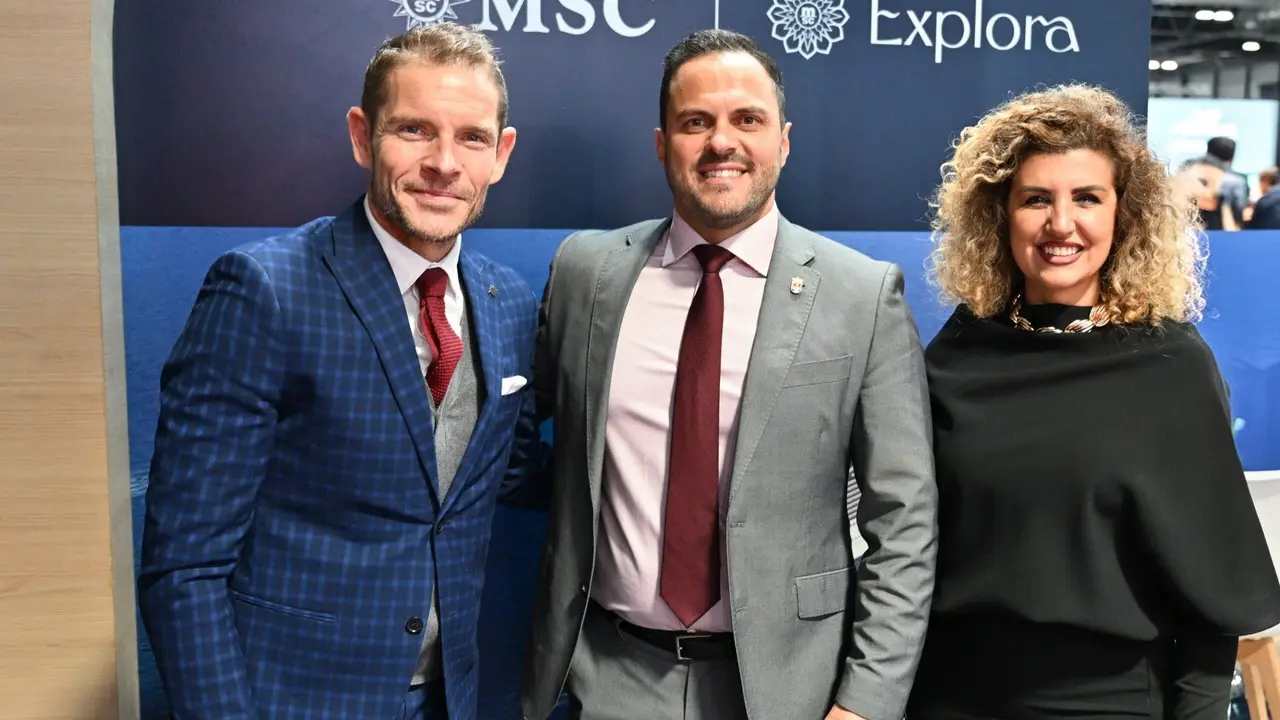 El alcalde de Arrecife Yonathan de Le&oacute;n y la concejala de Turismo, Eli Merino, con el director general de MSC Cruceros para Espa&ntilde;a, Fernando Pacheco. Ayer en Fitur 