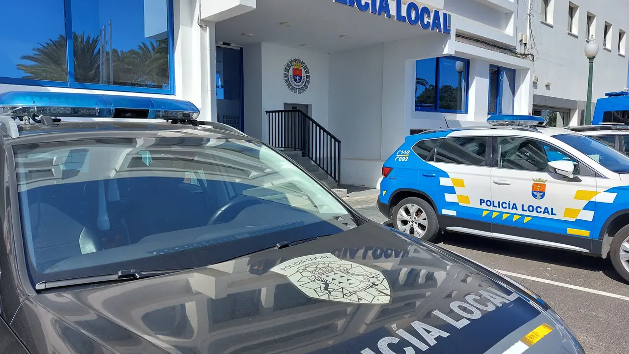 Veh&iacute;culos de la Polic&iacute;a Local de Arrecife en la sede del Cuerpo en la capital de Lanzarote  (1)