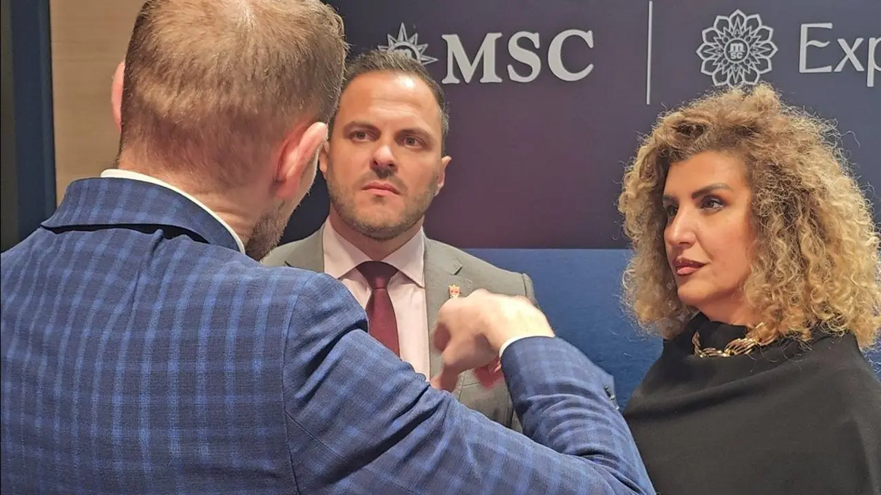 El alcalde de Arrecife y la concejala de Turismo junto al director general de MSC Cruceros para Espa&ntilde;a, Fernando Pacheco, en la reuni&oacute;n celebrada en Fitur