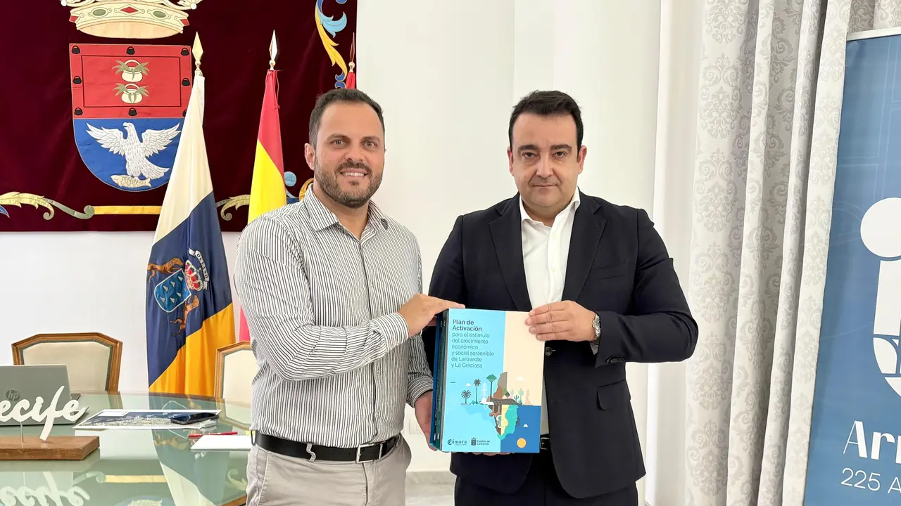 El alcalde de Arrecife, Yonathan de Le&oacute;n, en el encuentro con el presidente de la C&aacute;mara de Comercio de Lanzarote, Jos&eacute; Valle 1