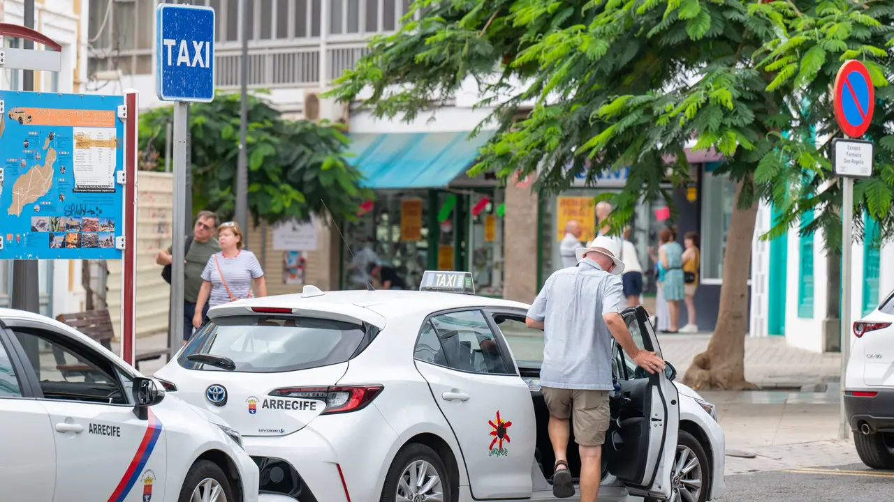 Taxis de Arrecife estacionados en una parada municipal en la Zona Comercial Abierta en la capital de Lanzarote