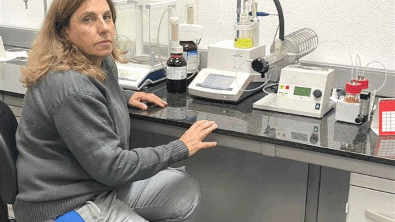 Juliana Ca&ntilde;ada, en el laboratorio de la Central T&eacute;rmica de Lanzarote.