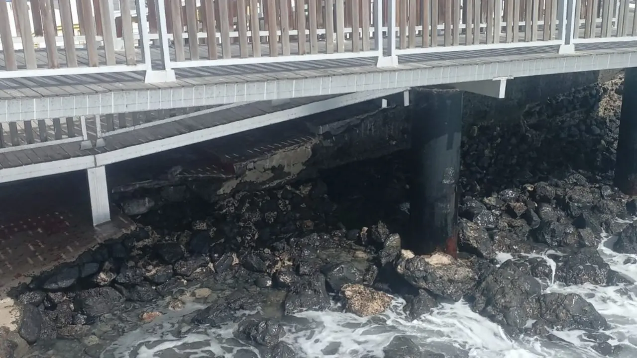 Da&ntilde;os en la pasarela de La Garita por las olas