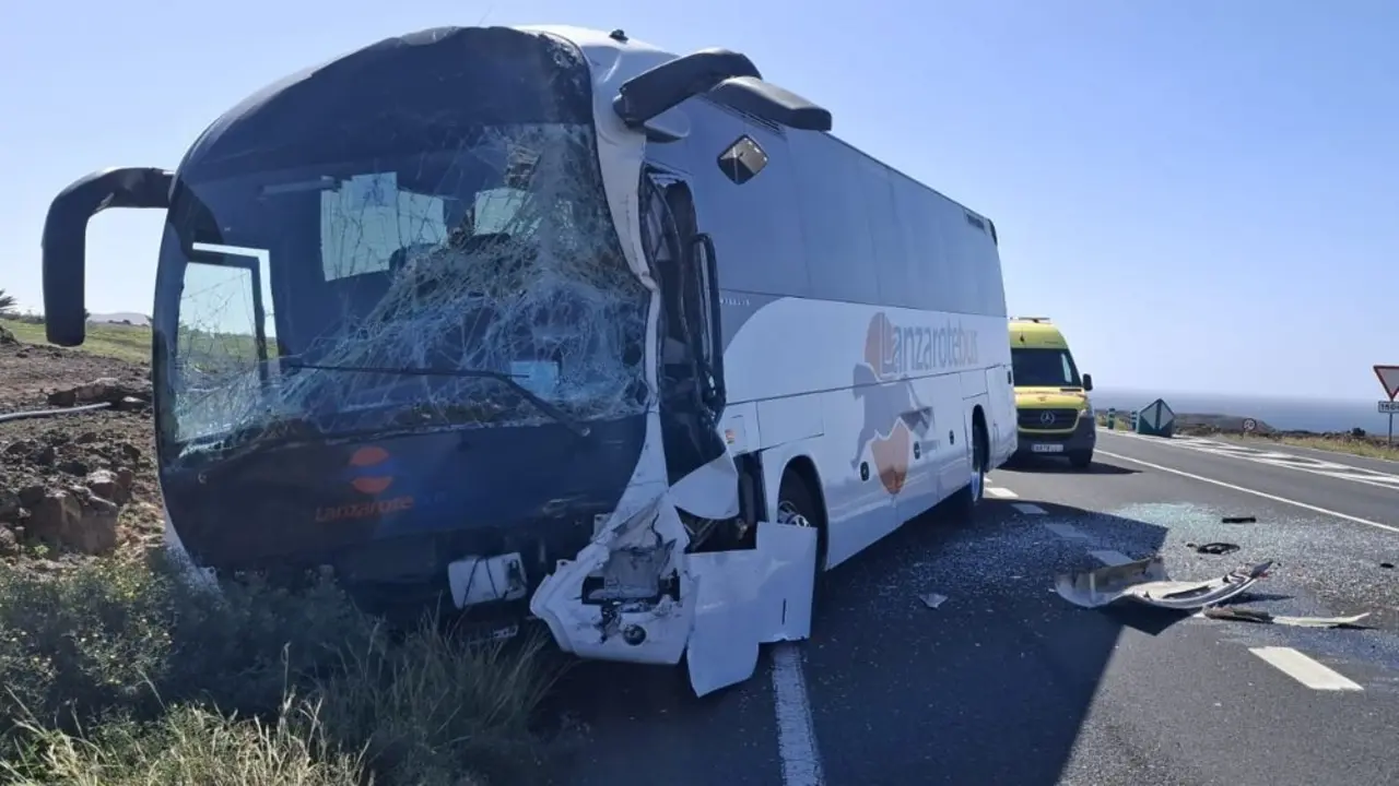 Estado en el que qued&oacute; una de las guaguas