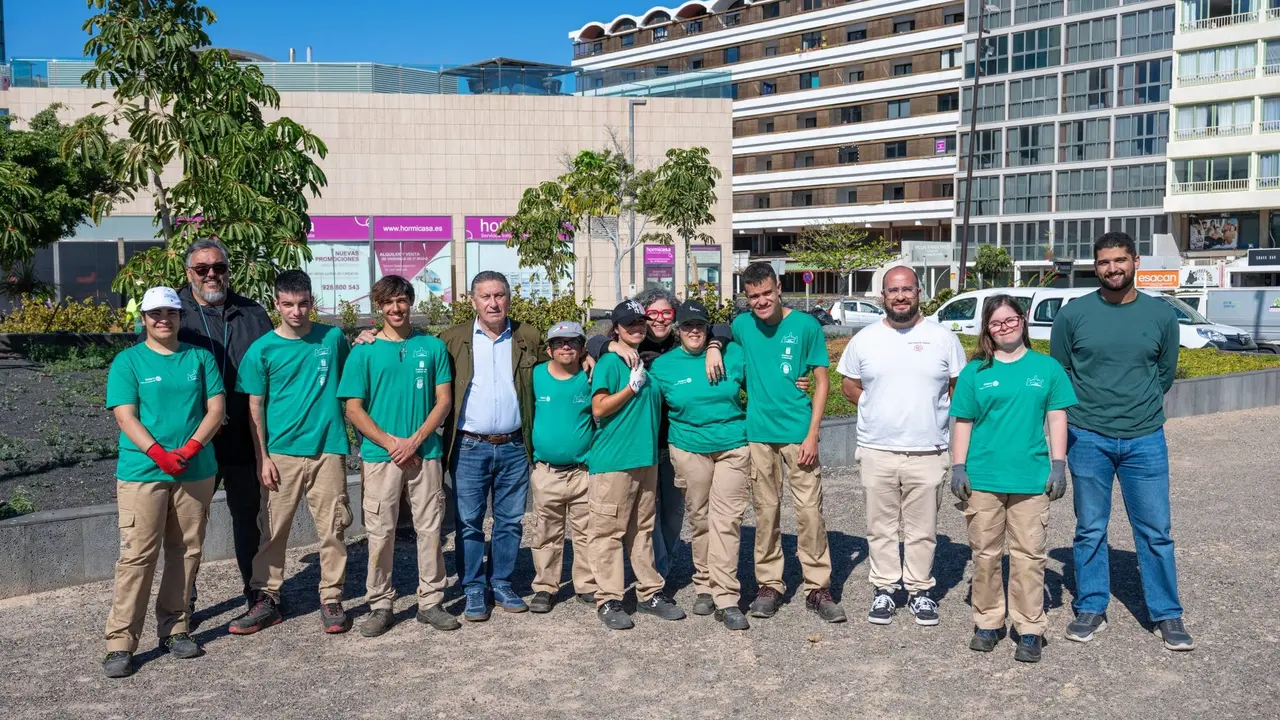 Alumnado del ciclo de Formaci&oacute;n Profesional B&aacute;sica Adaptada del IES Teguise que se forman en Actividades Auxiliares en Viveros, Jardines y Centros de Jardiner&iacute;a junto al concejal Roberto Herb&oacute;n