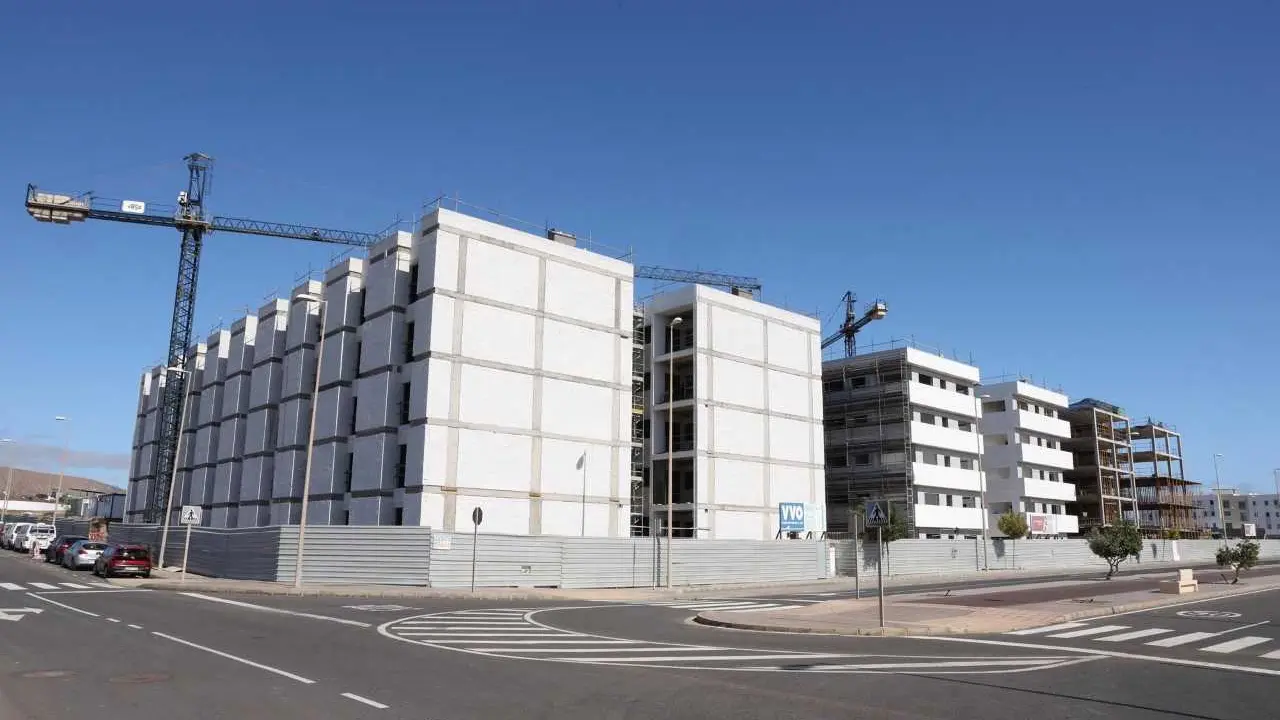 El consejero de Obras P&uacute;blicas de Canarias supervisa las 201 viviendas protegidas de Los Geranios