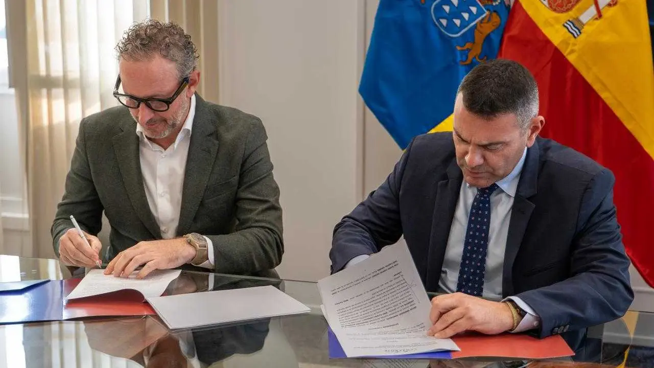 El representante de la empresa concesionaria JFT, Juan Ram&oacute;n Fuentes con el presidente del Cabildo