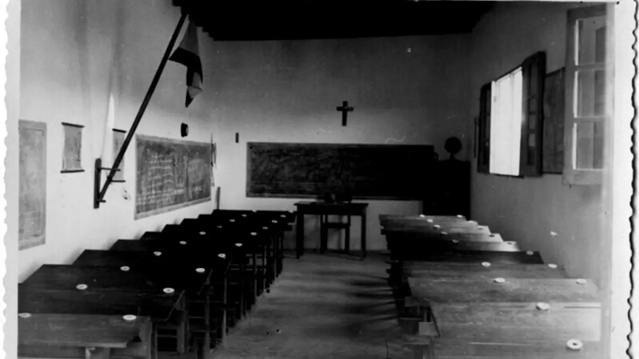 Escuela de La Ti&ntilde;osa, hoy Puerto del Carmen, en los a&ntilde;os 50. Con la bandera espa&ntilde;ola, el crucifijo y el retrato de Francisco Franco. Foto Memoria de Lanzarote.