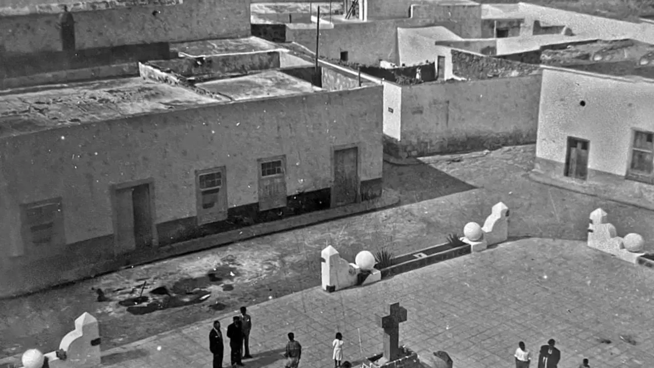 El Monumento de los Caidos en obras en 1950, visto desde la torre de la iglesia. Foto Memoria de Lanzarote.