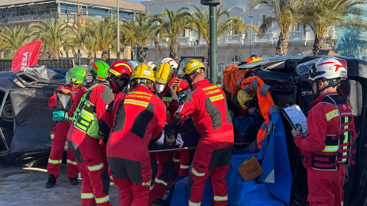Equipo de bomberos Lanzarote realizando un ejercicio de excarcelaci&oacute;n