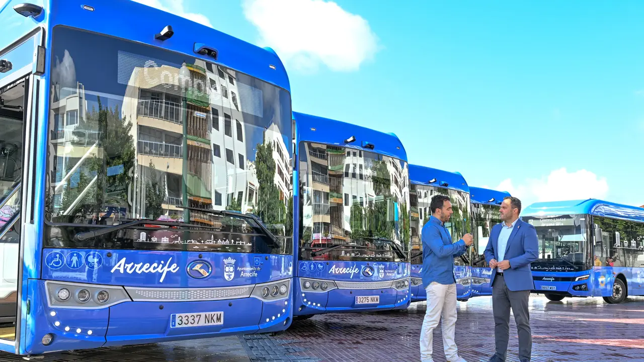 El alcalde de Arrecife, Yonathan de Le&oacute;n, y el concejal de Transportes y Movilidad, Mario Gonz&aacute;lez Altube, presentan hoy las nuevas 4 unidades grandes 