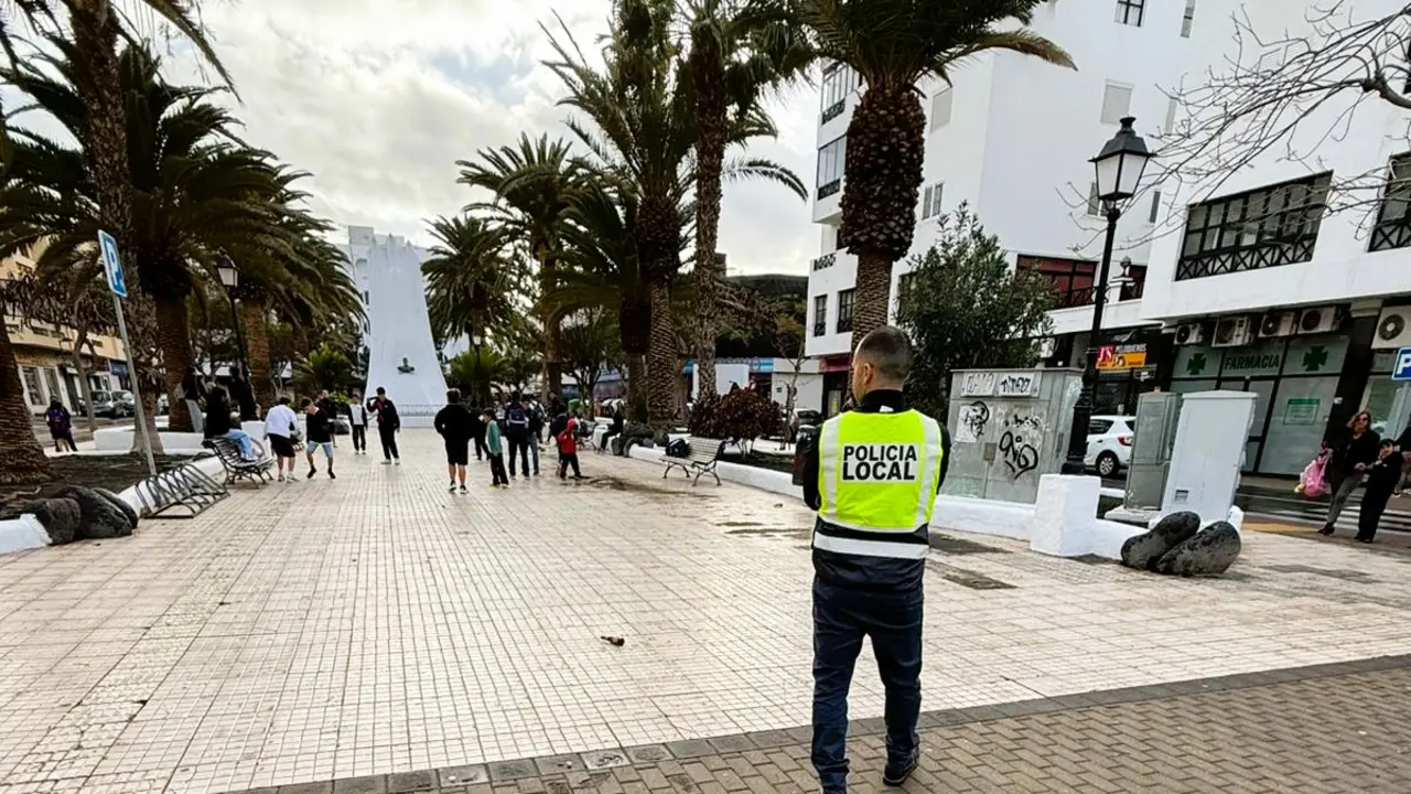 Agente Tutor de la Polic&iacute;a Local de Arrecife hoy en la plaza Sim&oacute;n Bolivar, pr&oacute;ximos a centros educativos con menores  2