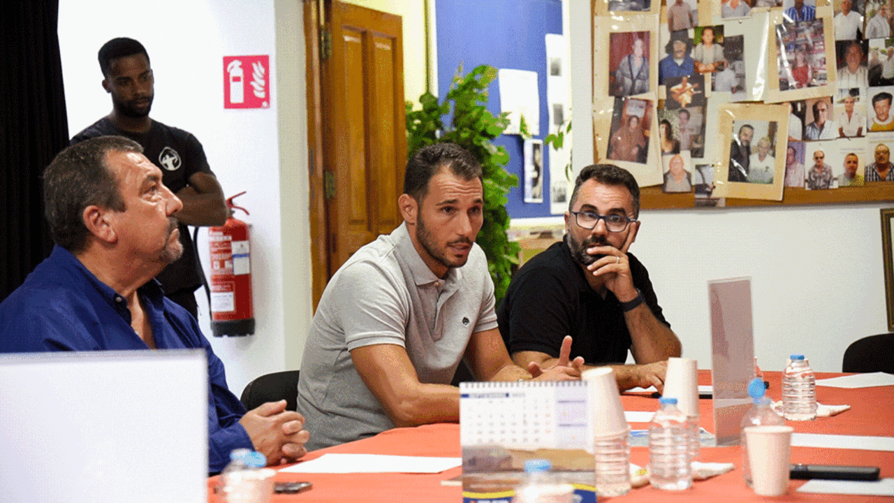 Im&aacute;genes de reuniones para tratar la rehabilitaci&oacute;n de las viviendas de Titerroy