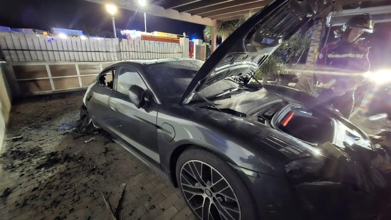 Uno de los veh&iacute;culos siniestrados en Playa Blanca