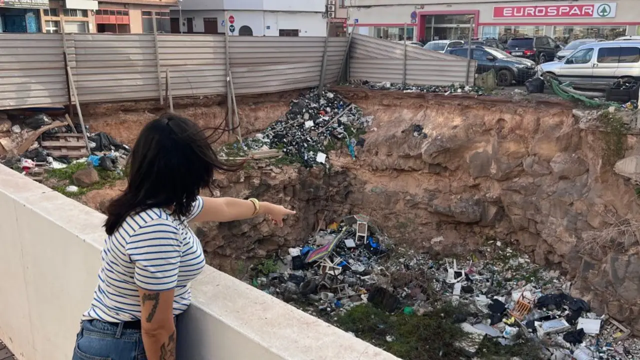 Solar lleno de basuras en Arrecife