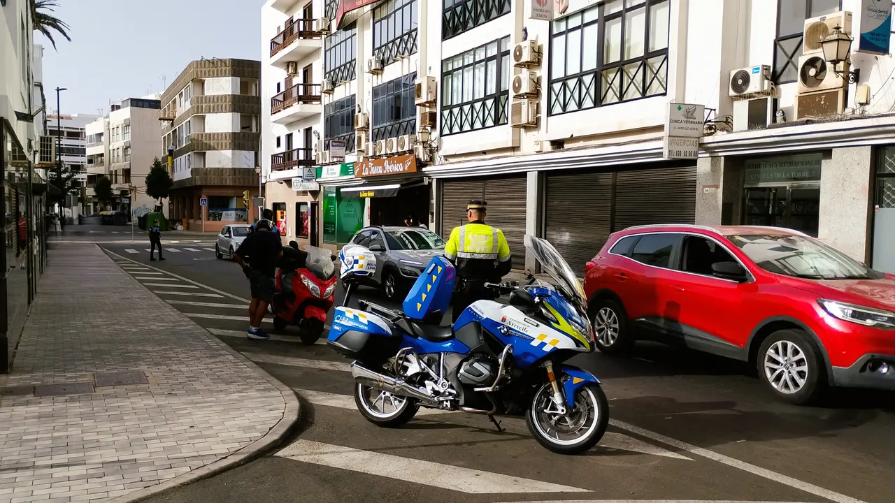 Imagen de uno de los controles preventivos de la Polic&iacute;a Local de Arrecife. Imagen de archivo sin vunculaci&oacute;n con la investigaci&oacute;n de esta noticia 