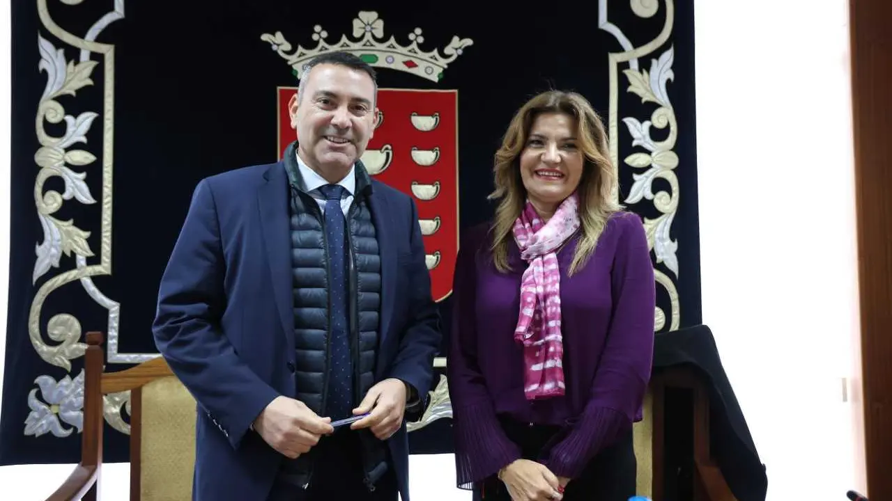 El presidente del Cabildo de Lanzarote, Oswaldo Betancort, y la vicepresidenta y consejera de Hacienda, Mar&iacute;a Jes&uacute;s Tovar