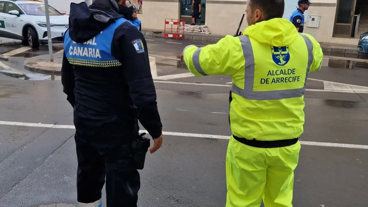 El alcalde de Arrecife Yonathan de Le&oacute;n junto al oficial de la Polic&iacute;a Local y coordinador t&eacute;cnico de Protecci&oacute;n Civil  en las calles con  las medidas preventivas  por la alerta 