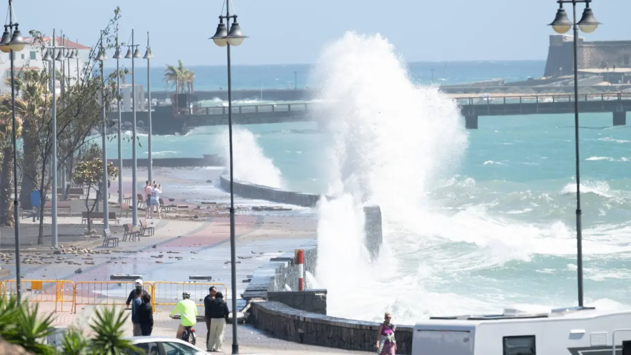 El fuerte oleaje s&iacute; ha estado presente en el lilotal de Arrecife provocando diferentes da&ntilde;os en el paseo mar&iacute;timo y parques