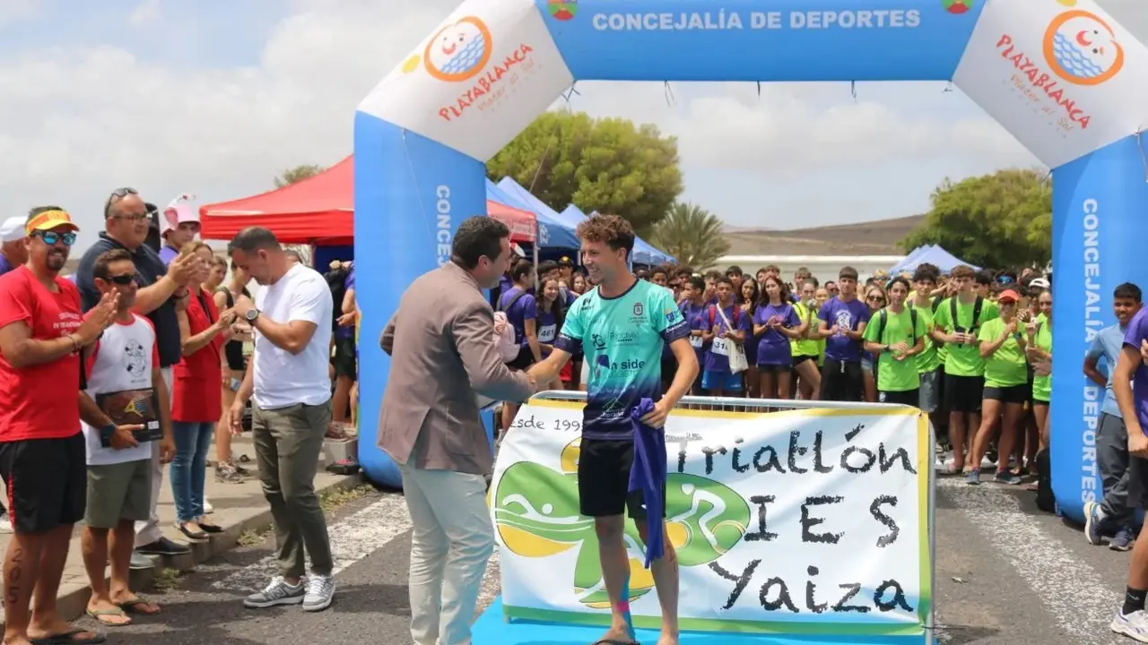 El alcalde saluda a uno de los ganadores del Triatl&oacute;n IES Yaiza