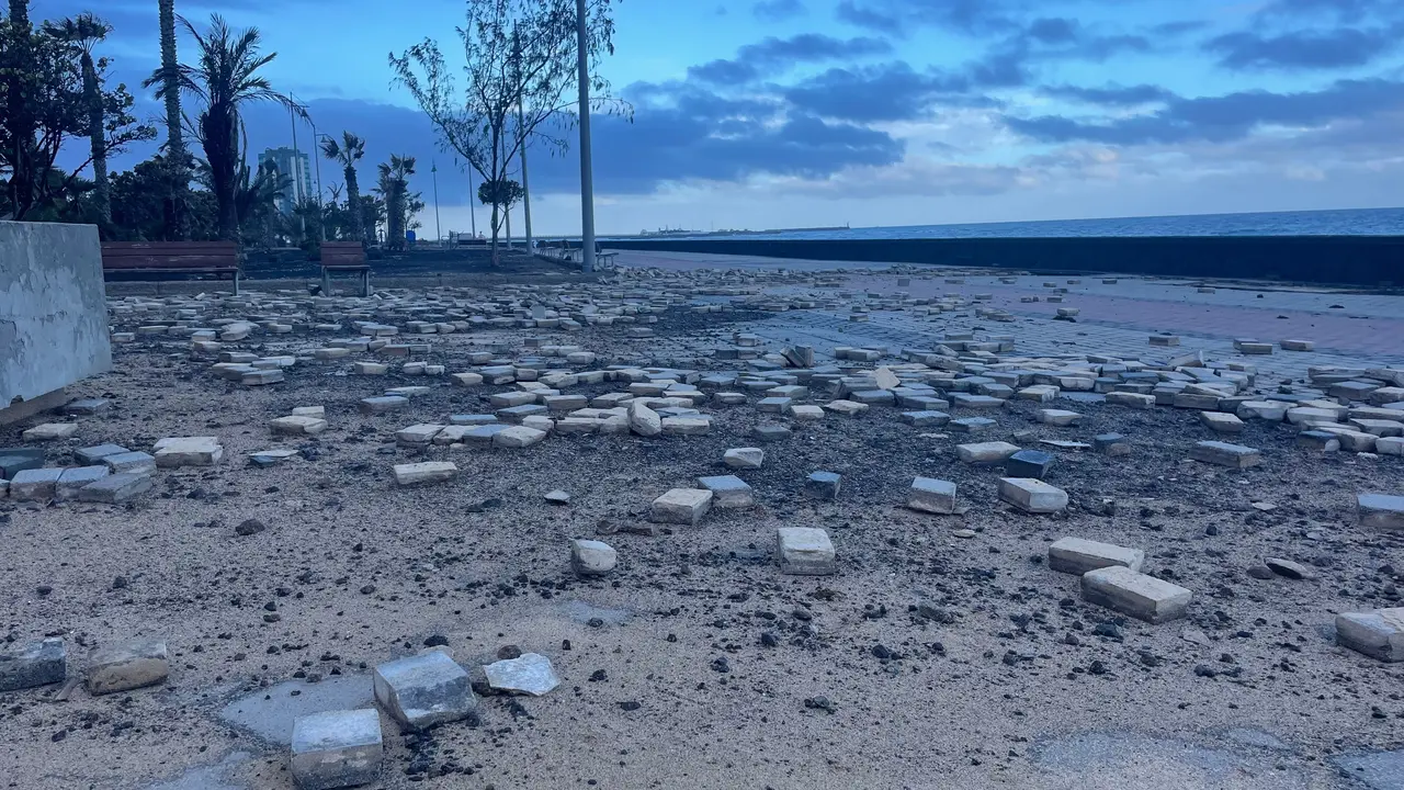 El litoral de Arrecife sufre lo peor de la borrasca por su paso por la capital  3
