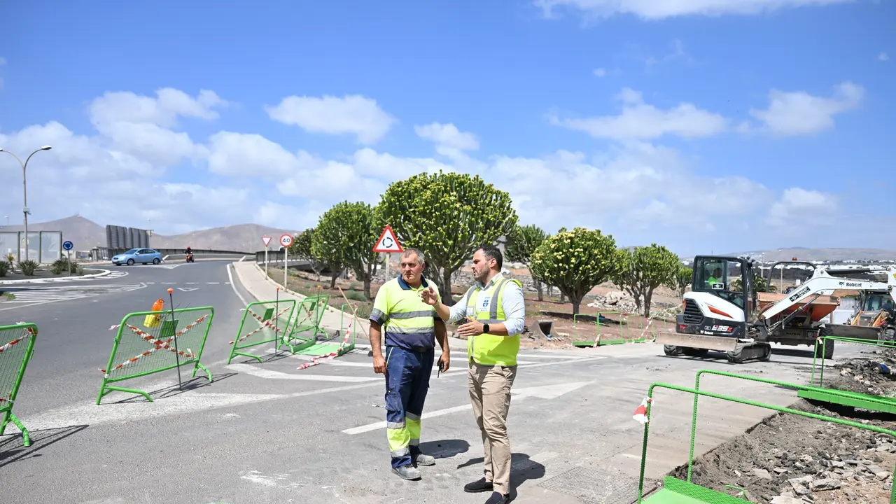 El alcalde Yonathan de Le&oacute;n adelanta que la transformaci&oacute;n de la calle Mina estar&aacute; culminada coincidiendo con la entrega de las primeras 200 viviendas de Maneje  (1)