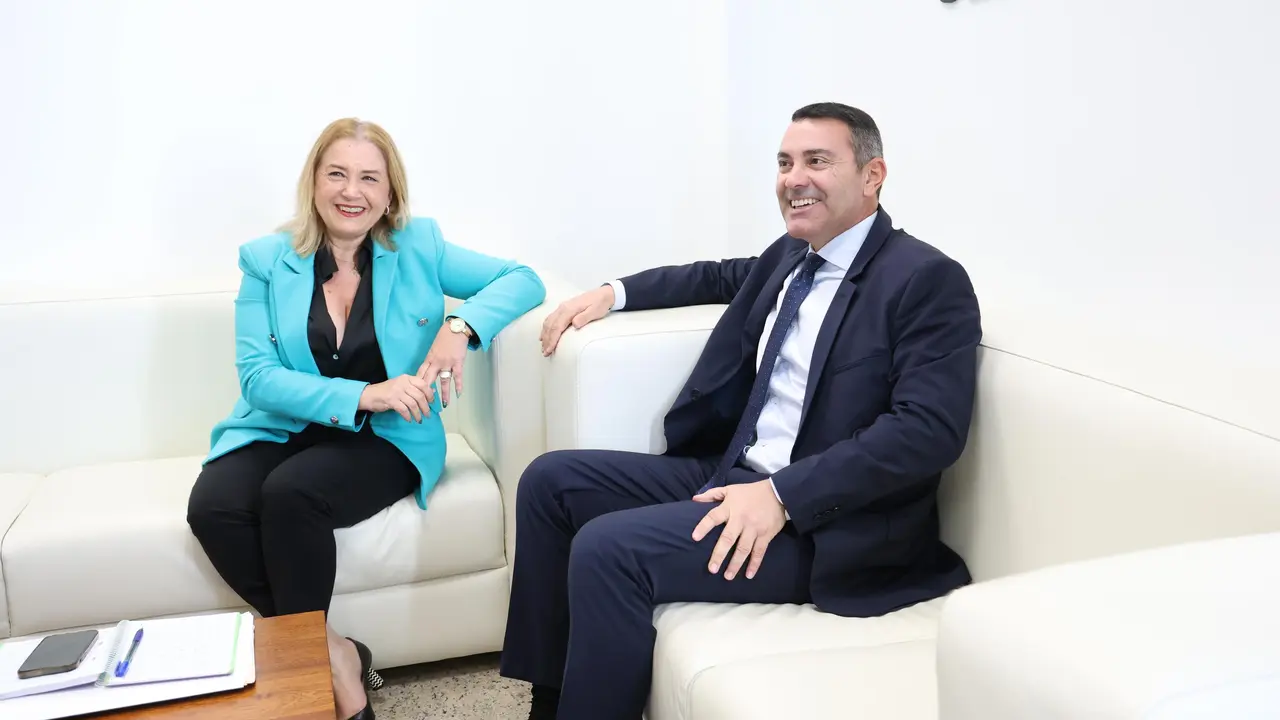 REUNI&Oacute;N PRESIDENTE CON DIRECTORA ICAVI  (5)
