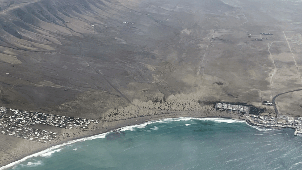 Vista a&eacute;rea de la playa de Famara