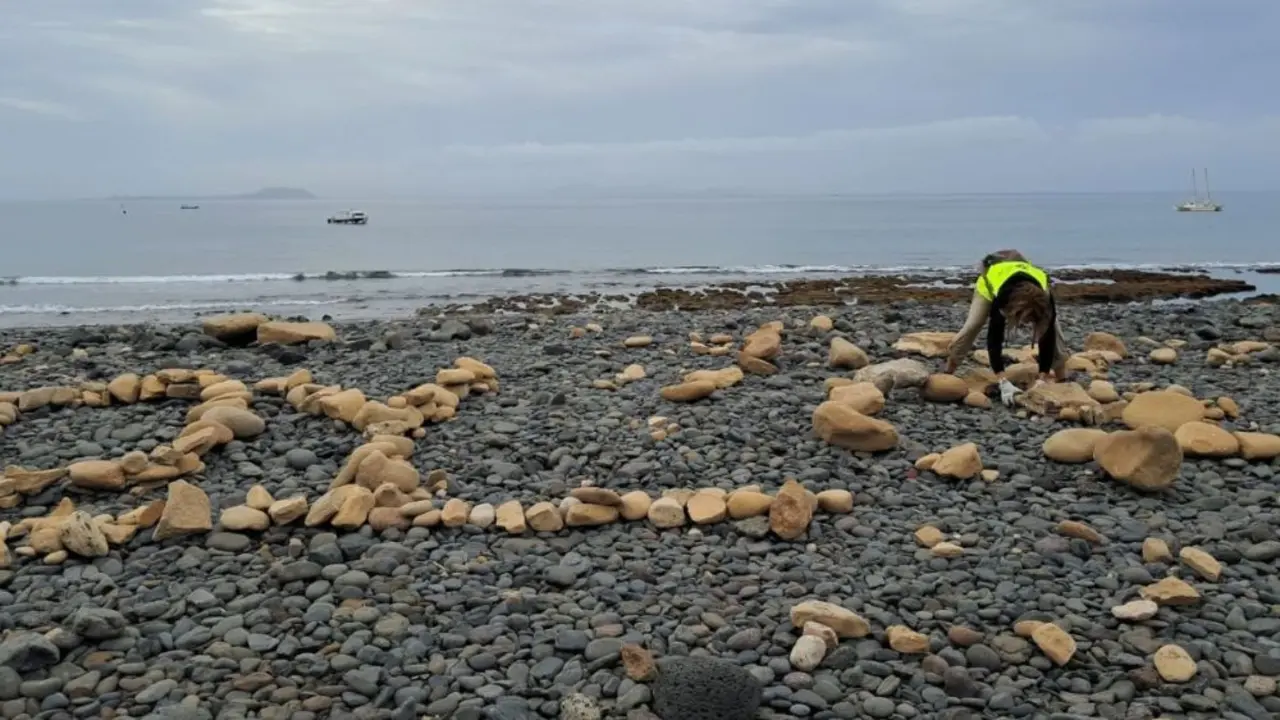 Letras con piedras en la playa