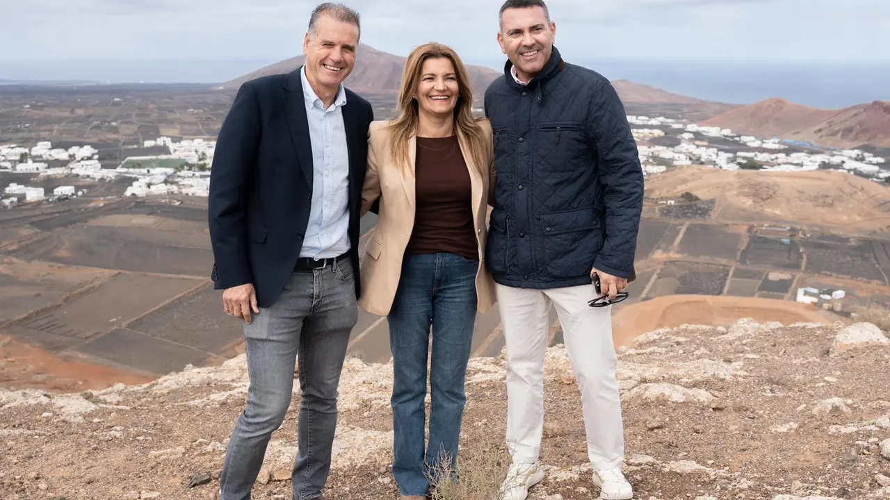 Oswaldo Betancort junto a Mar&iacute;a Jes&uacute;s Tovar y Domingo Cejas