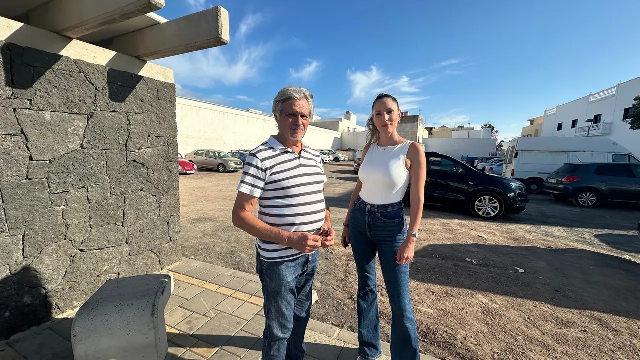 Servando Pérez y Sheila Guillén en el solar donde quieren instalar la gasolinera_jpg