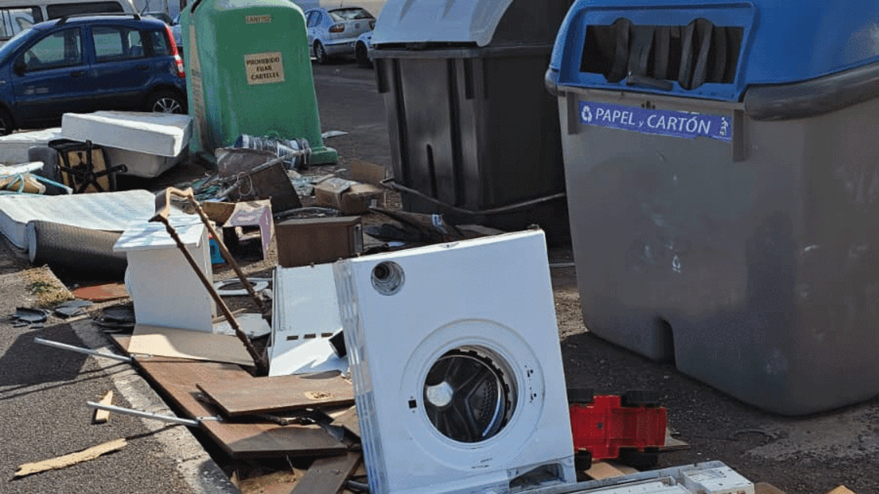 Basuras fuera de los contenedores