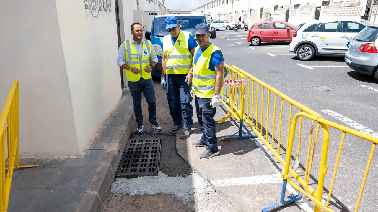 El alcalde Yonathan de Le&oacute;n visita los trabajos que ejecuta el Ayuntamiento en Argana Alta para mejorar la red de pluviales
