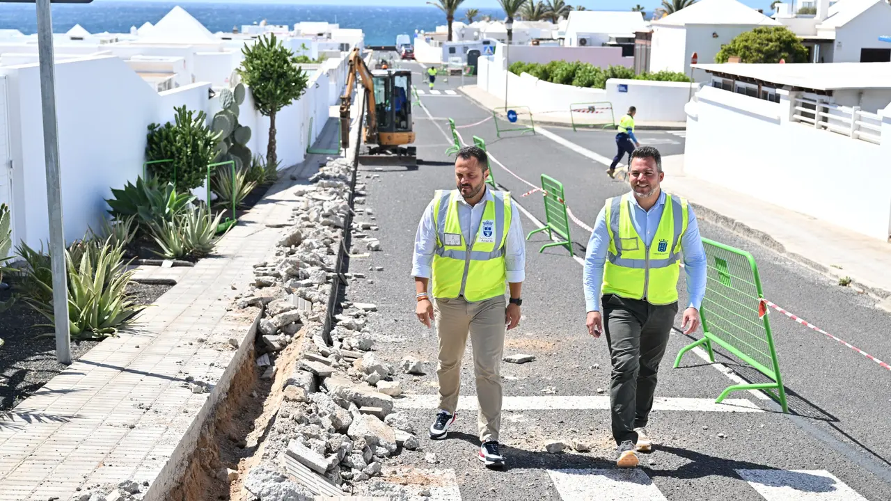 El alcalde de Arrecife Yonathan de Le&oacute;n y el consejero de Obras P&uacute;blicas, Jacobo Medina, visitan las obras en La Concha con una inversi&oacute;n de 700.000 euros 
