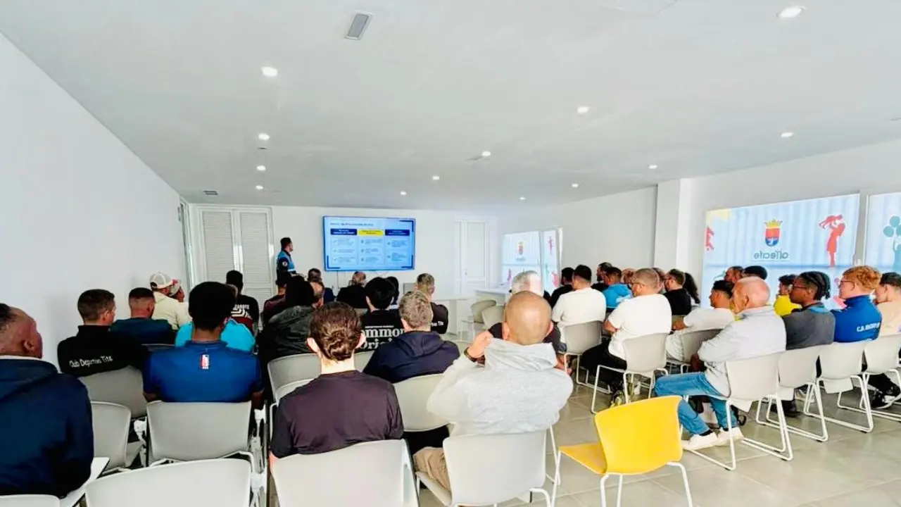 Representantes deportivos asistentes a los talleres y charlas de la nueva unidad de la Polic&iacute;a Local de Arrecife para prevenir la violencia en los deportes 