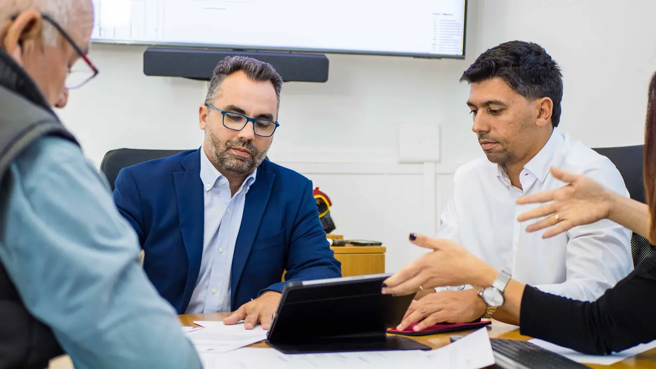 Maciot Cabrera junto a Echedey Eugenio en una reuni&oacute;n de trabajo.