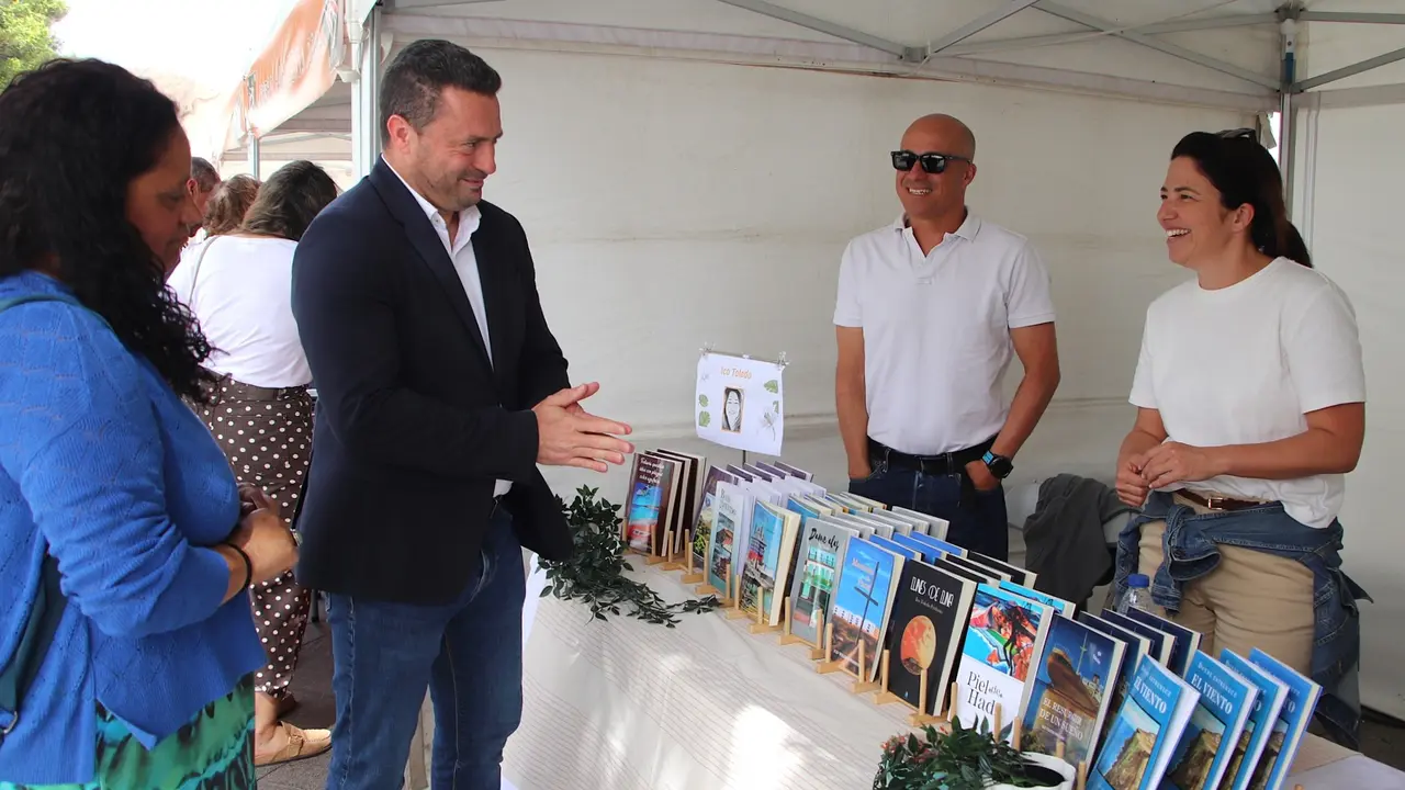 El alcalde y la escritora Ico Toledo