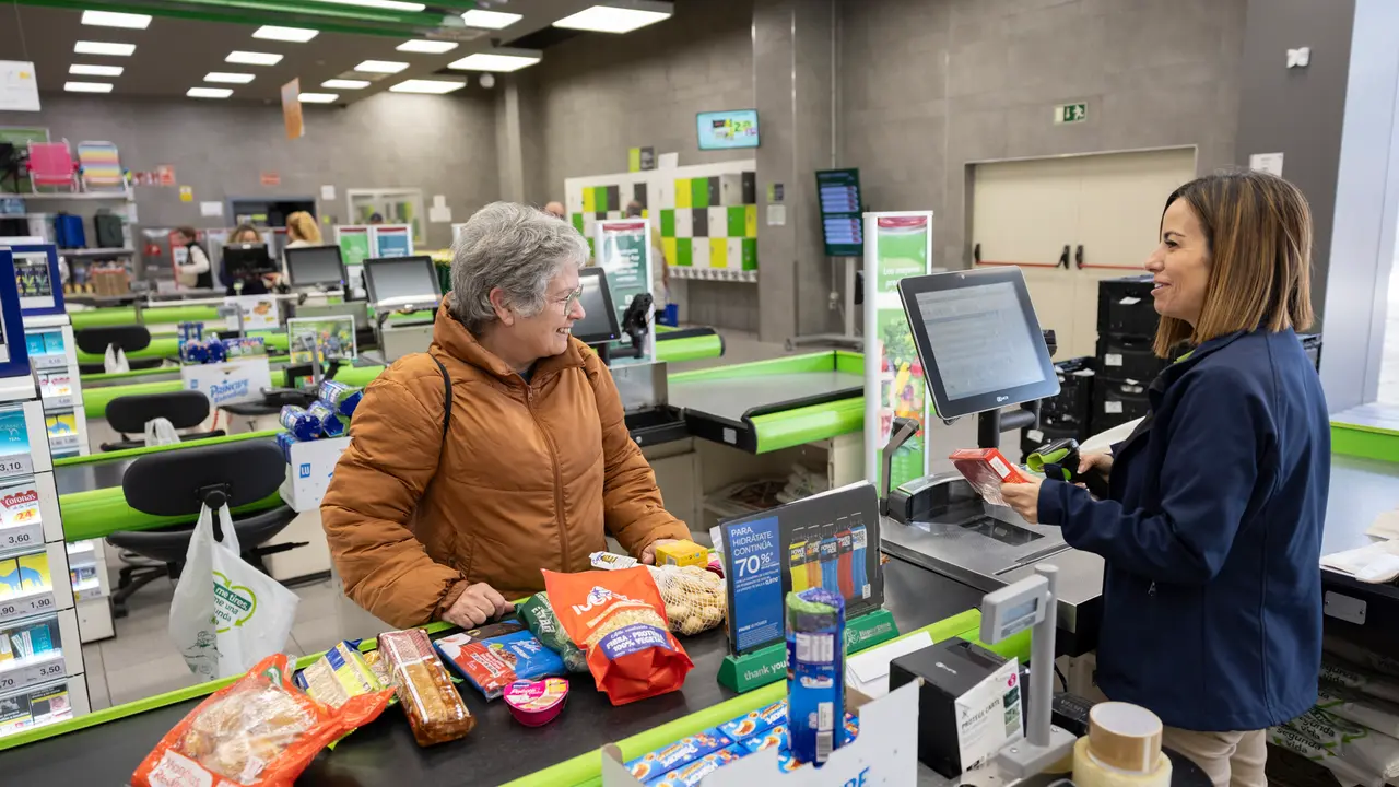 Clienta en Tienda HiperDino