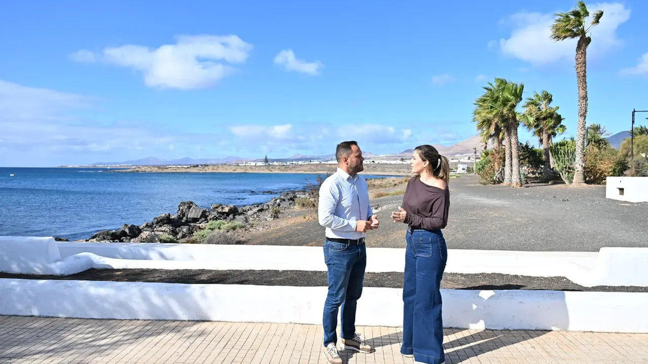 El alcalde de Arrecife Yonathan de Le&oacute;n y la concejala de Playas y Medio Ambiente, Davinia D&eacute;niz, en la playa de El Cable donde el Ayuntamiento mejorar&aacute; la accesibiidad con una rampa 1