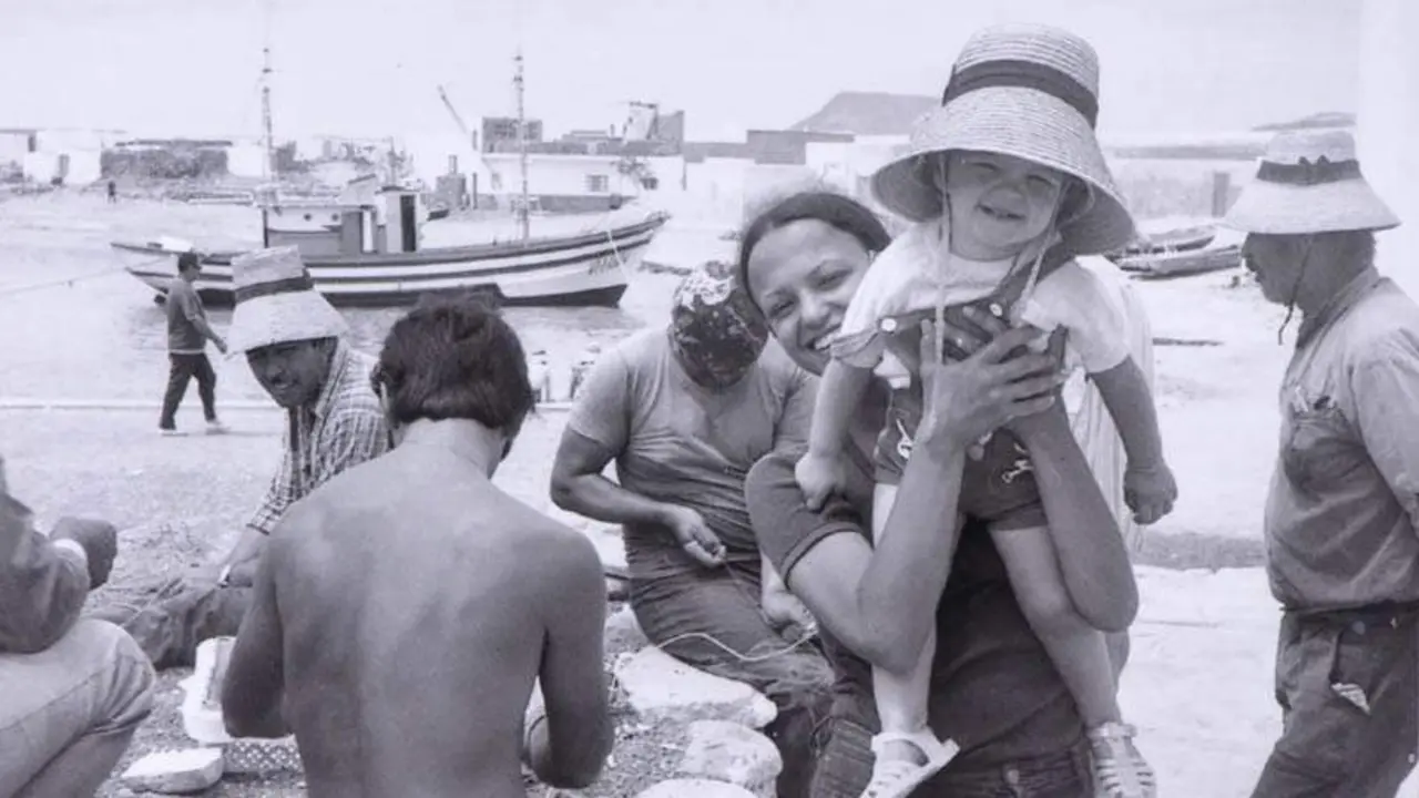 Grupo en Caleta del Sebo en 1973. Foto de la colecci&oacute;n de Rosario Duque Fern&aacute;ndez