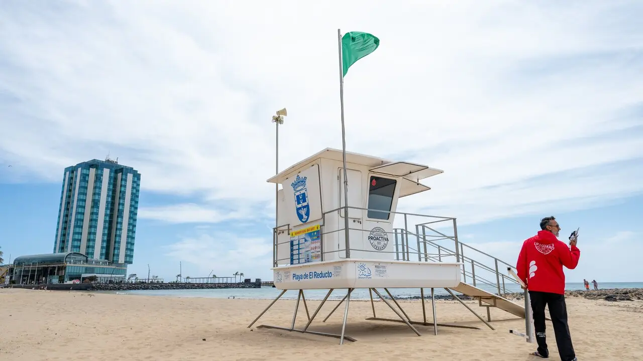 El Ayuntamiento de Arrecife tiene un servicio diario de socorrismo y vigilancia en la playa de El Reducto, cuya r&aacute;pida actuaci&oacute;n ha evitado una tragedia 