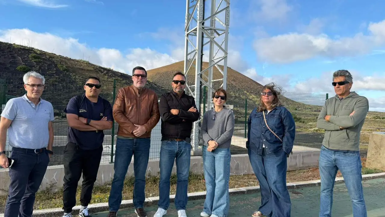 Visita de Nueva Canarias Tías junto al parlamentario Yoné Caraballo y vecinos de Masdache a la torreta instalada en el pueblo.