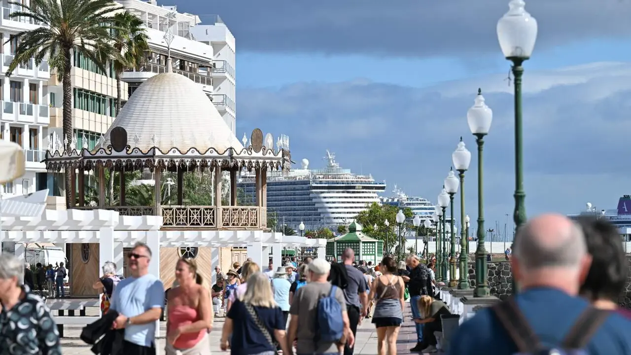 Cruceros atracados en los puertos de Arrecife, y turistas en la ciudad 