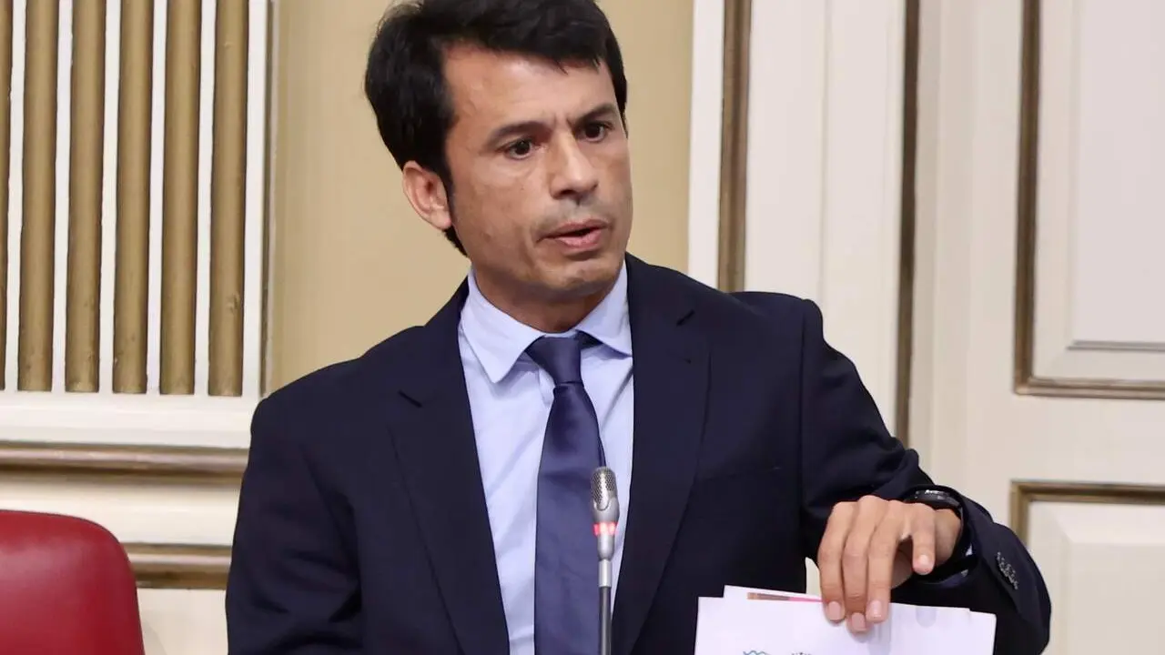 Marcos Bergaz (PSOE) en pleno del parlamento de Canarias 