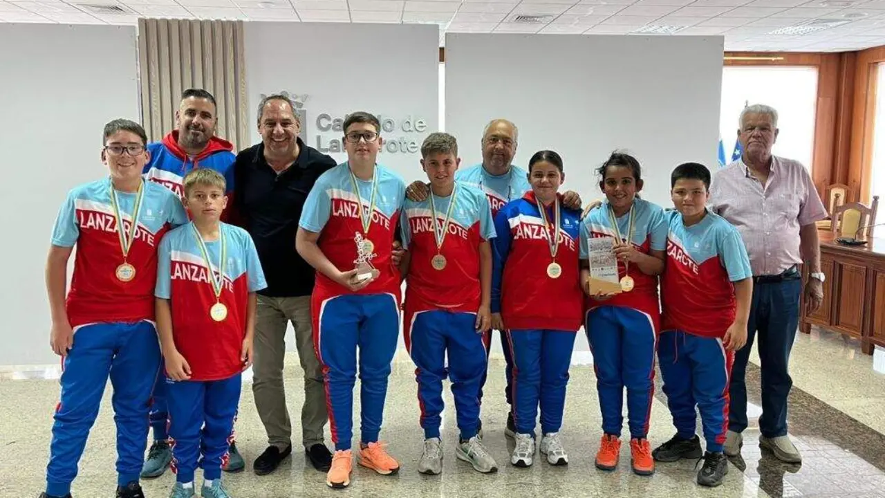 <p>Los campeones de Canarias de bola canaria en edad escolar&nbsp;</p>
