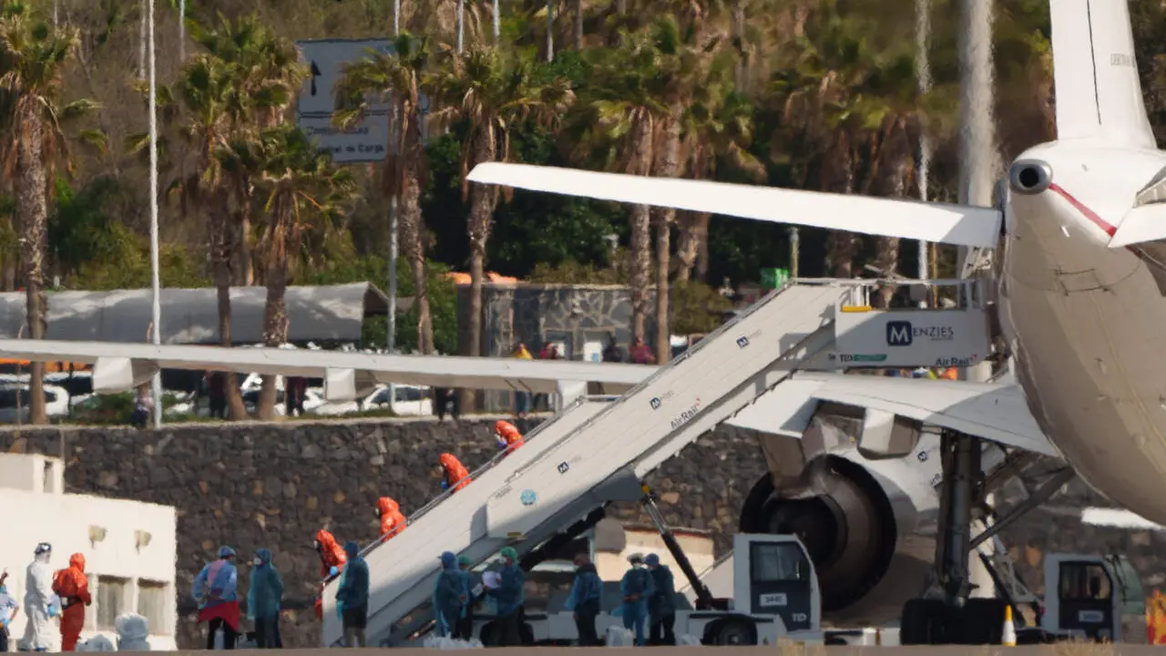 Los catorce pasajeros espa&ntilde;oles que iban a bordo del crucero que ha sufrido un brote de hantavirus durante su traves&iacute;a por el Atl&aacute;ntico Sur, el MV Hondius, han embarcado en el aeropuerto de Tenerife Sur en el avi&oacute;n del Ej&eacute;rcito del Aire que los trasladar&aacute; a Madrid (Efe)