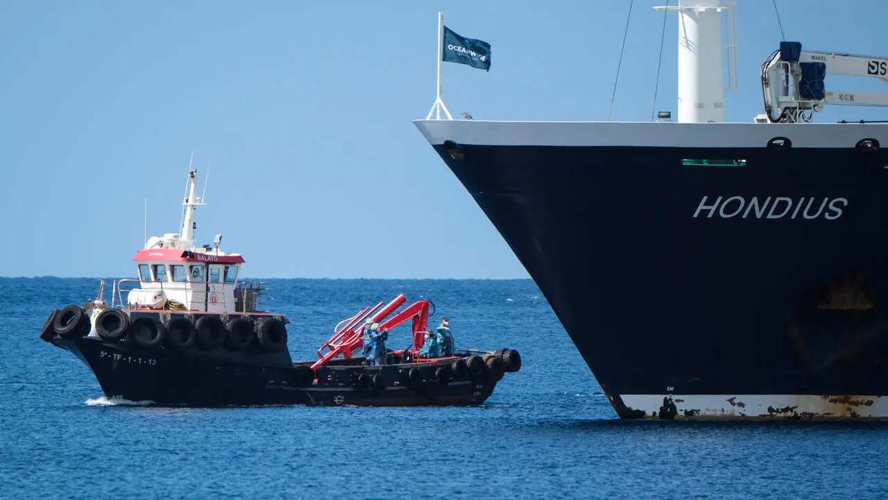 &nbsp;El crucero MV Hondius est&aacute; fondeado en el puerto de Granadilla de Abona (Tenerife) mientras prosigue el desembarco de sus pasajeros en condiciones de seguridad sanitaria (Efe)