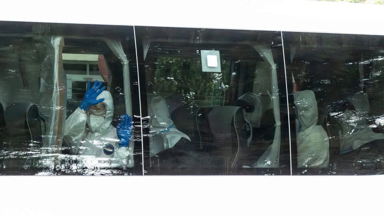 Un autob&uacute;s transporta a los ciudadanos espa&ntilde;oles que se encontraban en el crucero MV Hondius este domingo desde la Base A&eacute;rea de Torrej&oacute;n hasta el Hospital G&oacute;mez Ulla