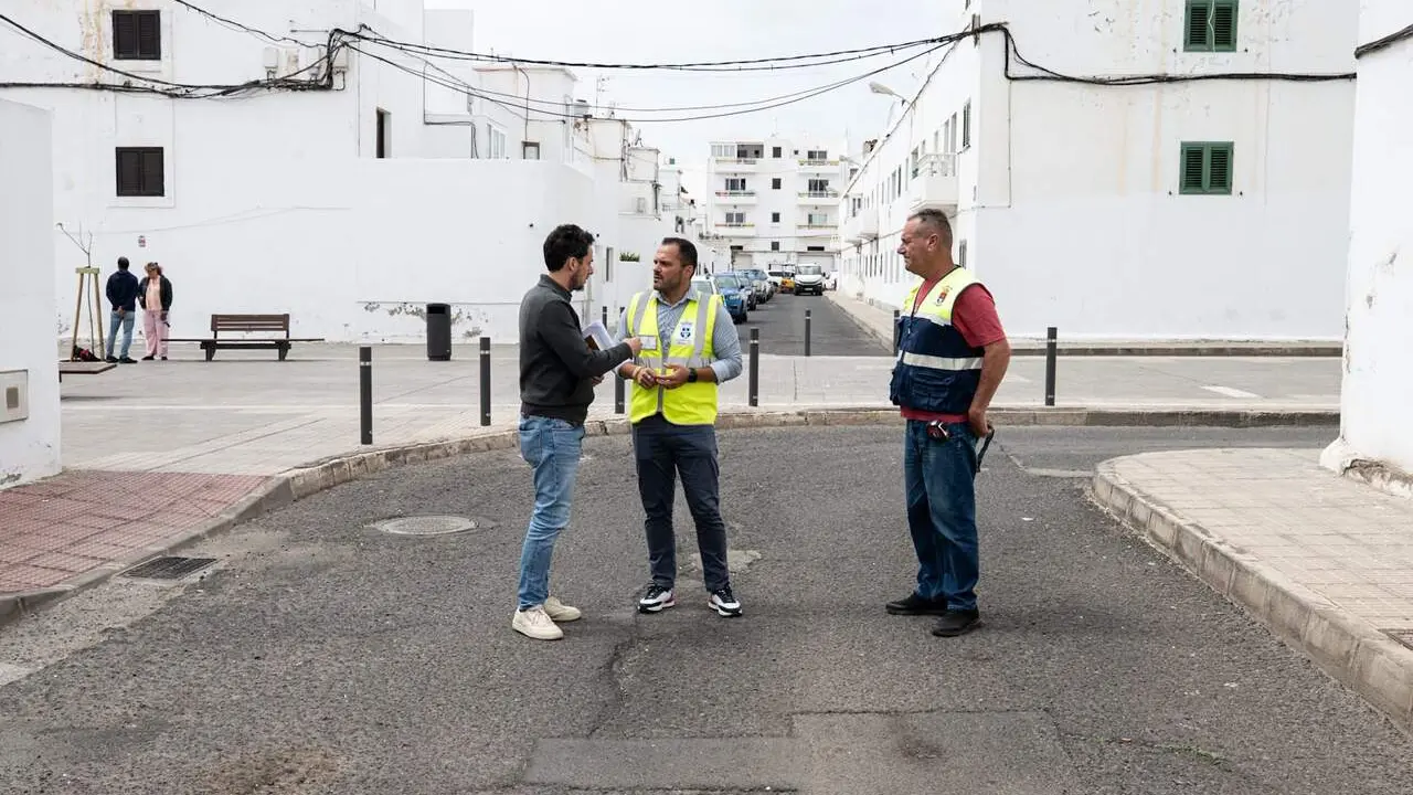 El alcalde Yonathan de Le&oacute;n, junto al ingeniero jefe de Obras P&uacute;blicas del Ayuntamiento y el encargado municipal de Obras,en  Valterra calles que se est&aacute;n reasfaltando